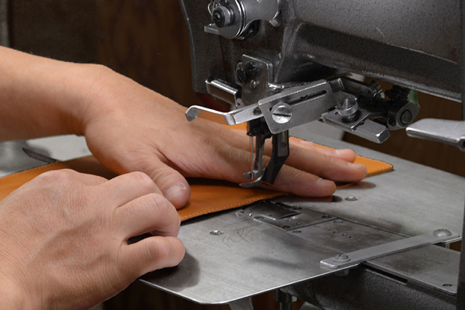 日本で加工した革を国内の工場にて縫製しました。使うごとに色艶を増しエイジングが楽しめます。大阪の革職人が一つ一つ丁寧にミシンで縫製して仕上げました。